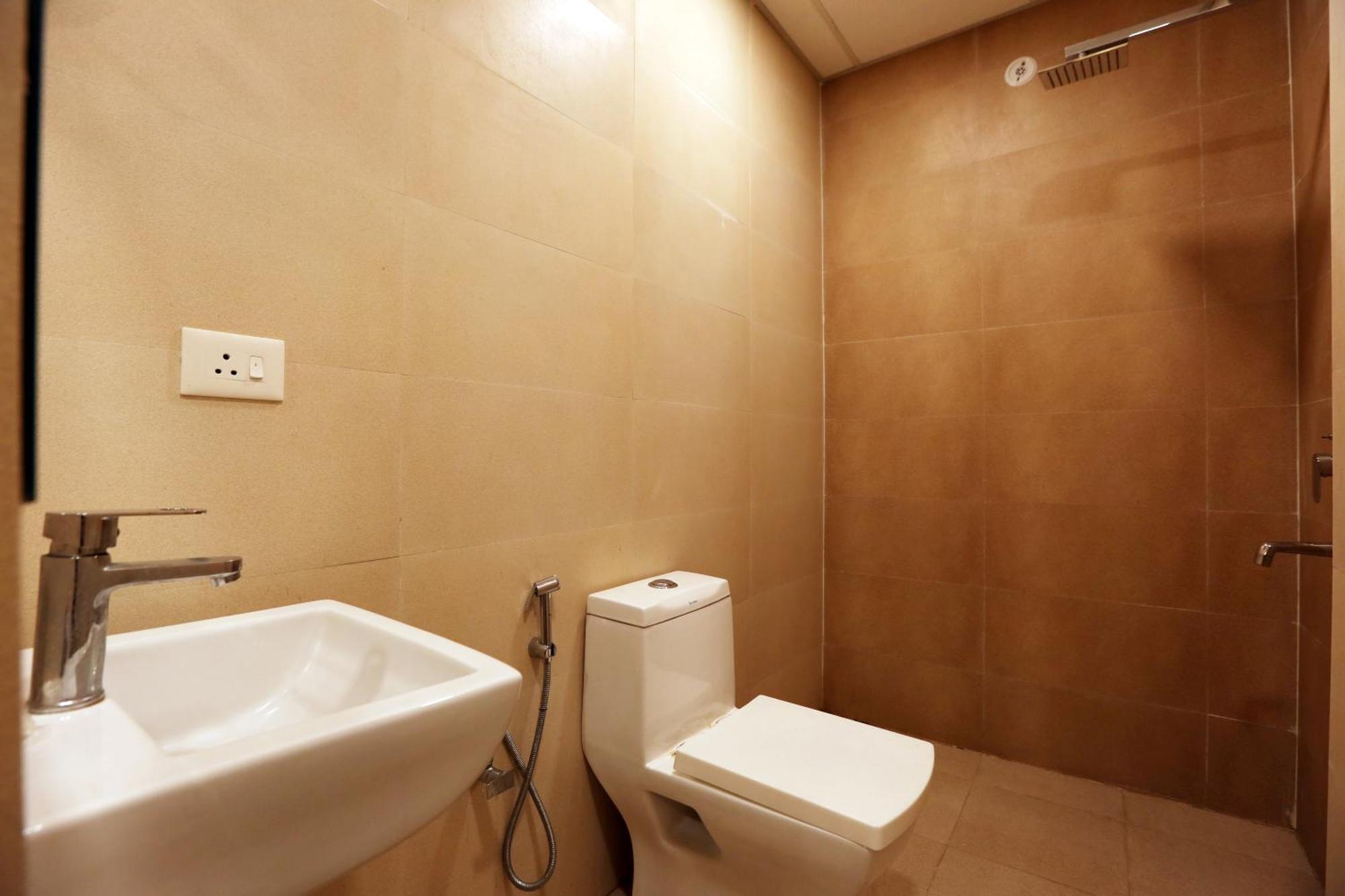Hotel Sky Wood At Airport Yeni Delhi Dış mekan fotoğraf