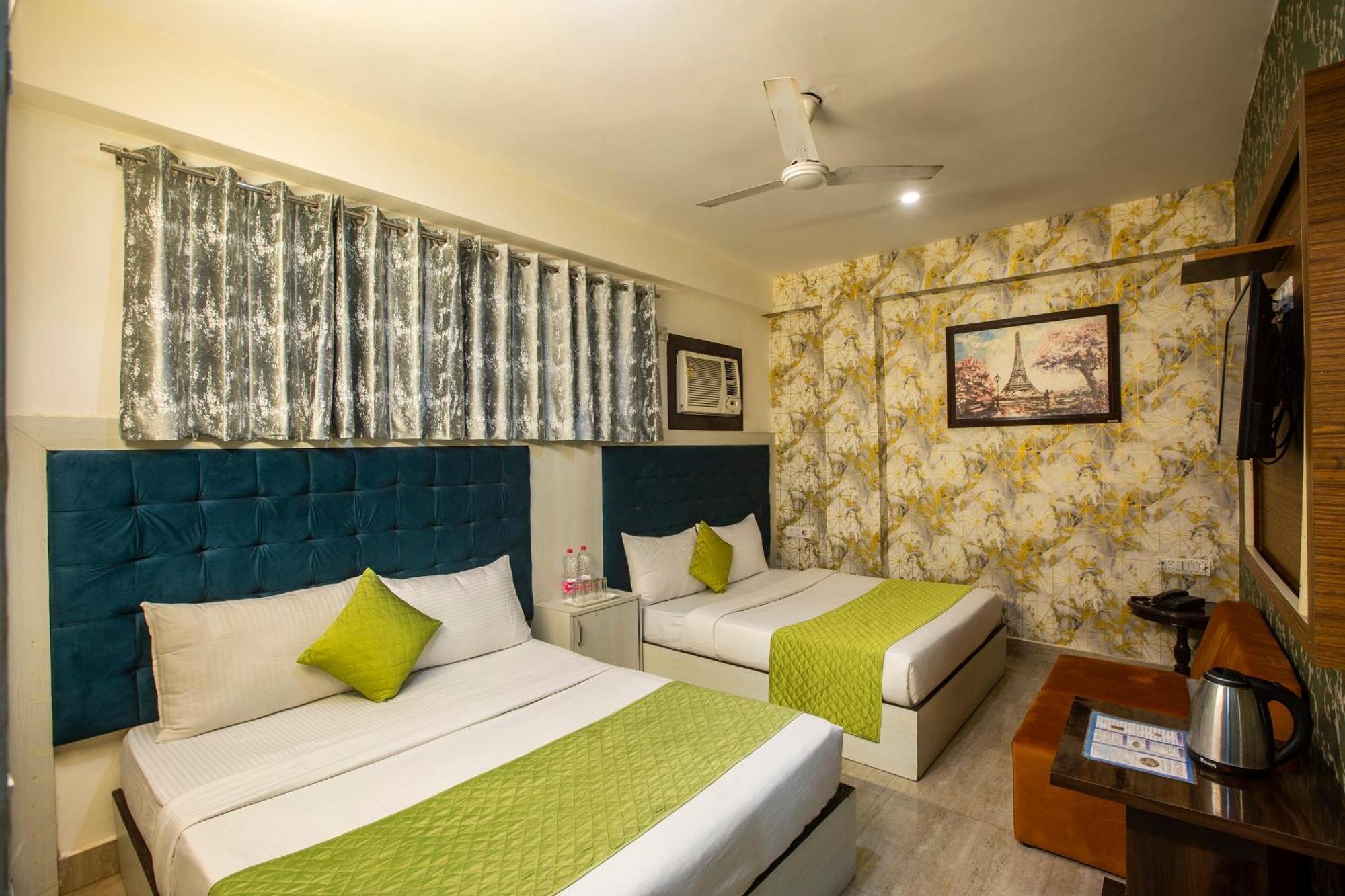 Hotel Sky Wood At Airport Yeni Delhi Dış mekan fotoğraf