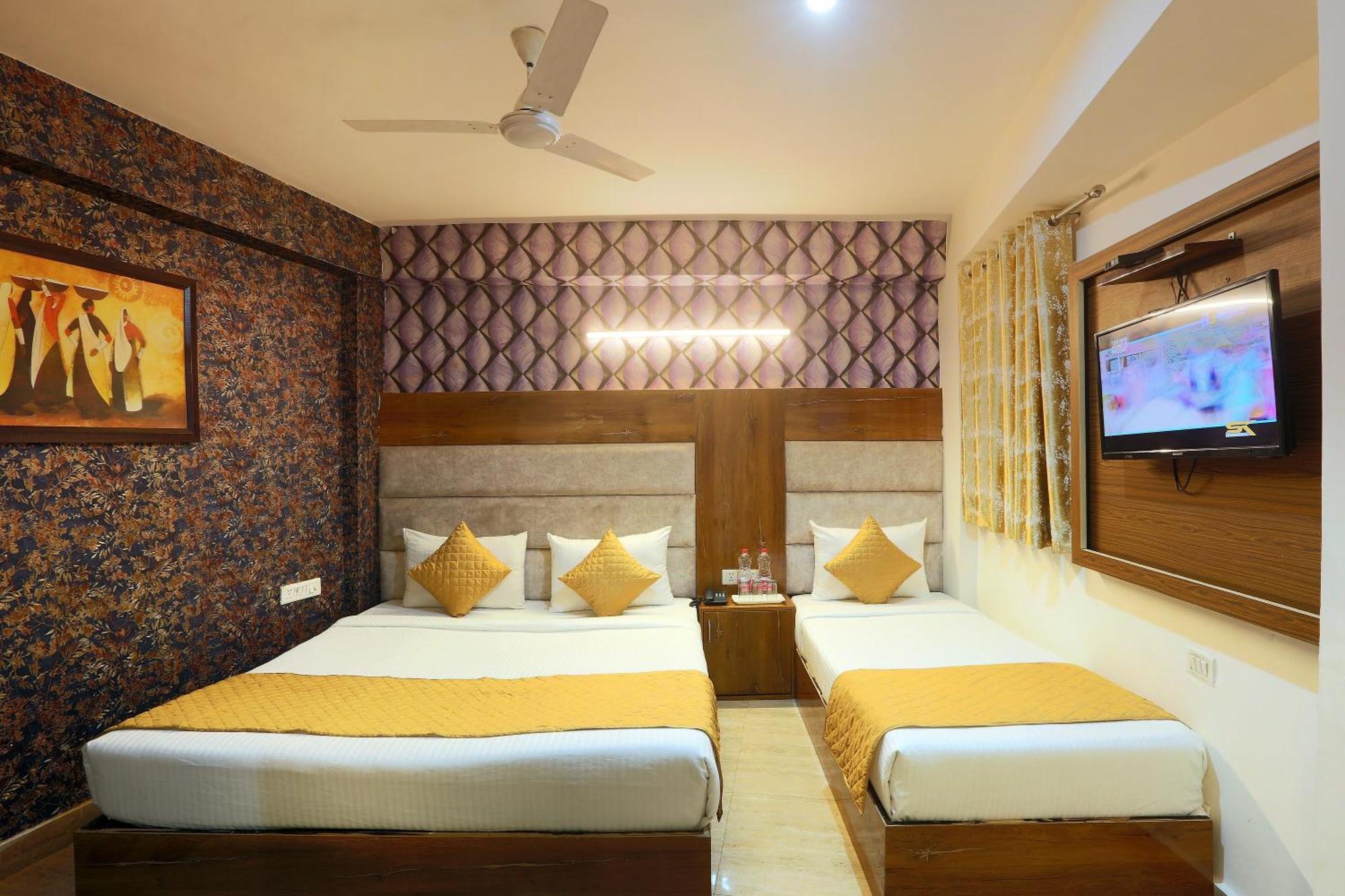 Hotel Sky Wood At Airport Yeni Delhi Dış mekan fotoğraf